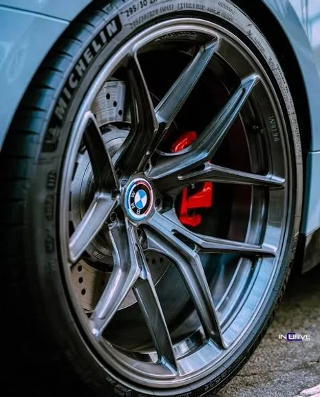 Close view of a wheel and tyre